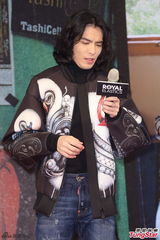 组图：萧敬腾亮相签书会长发飘飘 粉丝挤爆现场