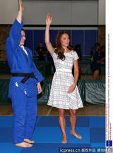 组图：哈利王子逗嫂子凯特王妃莞尔一笑