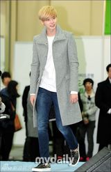 组图：韩星李钟硕助阵公益 金发帅气萌态毕露