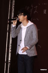 组图：胡夏趁胜追击推新辑 戴爱玲为其发片站台