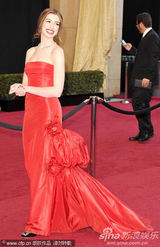 组图：安妮-海瑟薇拖地红裙亮相 娇艳红唇秀性感