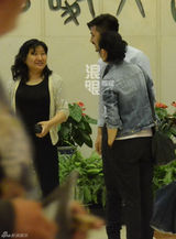 组图：张瑶与老公看话剧秀恩爱偶遇张亚东