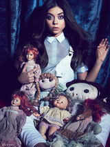 组图：《摩登家庭》女星扮性感娃娃 精致美艳