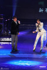 高清图：萧亚轩低胸黑裙秀身材 中性装扮劲歌热舞