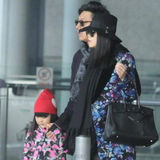 组图：李湘贵妇范携全家出行