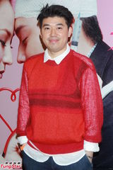 组图：《天生爱情狂》庆功 刘心悠抱BB母爱洋溢