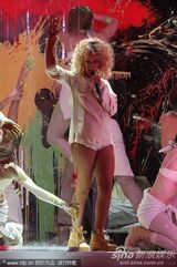 组图：蕾哈娜获全英国际最佳女歌手 破烂大T秀美腿