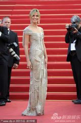 组图：超模海蒂戛纳走秀礼服露背身材高挑