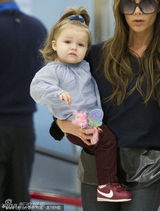 组图：辣妹单手抱女黑超遮面 小七扎朝天辫啃手卖萌