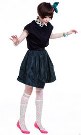 组图：夕又米街拍秀波点翻领衬衫