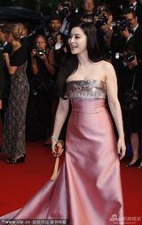 组图：范冰冰亮相红毯 粉色拖地长裙甜美高贵