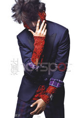 幻灯图：陈坤时尚写真登封面 自称用十年学会放空