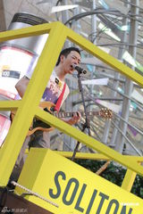 组图：黄贯中街头激情开唱 代24味成员否认斗殴