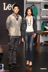 组图：性感女模吴亚馨化身时尚牛仔女郎