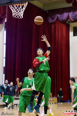 组图：萧敬腾一扫泼粪阴霾 展笑颜和学生打球