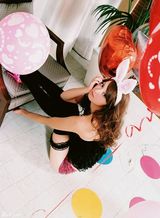 组图：佐佐木希玩变装秀 穿旗袍抱熊猫