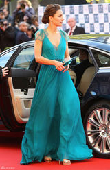 组图：英国凯特王妃蕾丝礼服亮相皇家音乐会