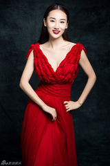 组图：高洋时尚大片红色长裙冷艳高贵