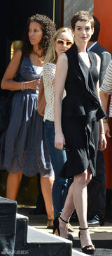 组图：诺兰留名星光大道 《蝙蝠侠》剧组助阵