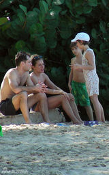 幻灯图：裘德-洛与西耶娜-米勒复合 海滨度假晒甜蜜