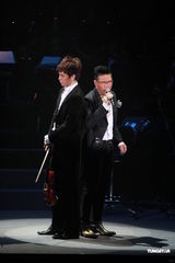 组图：苏永康音乐会好友力挺VCR追忆感人