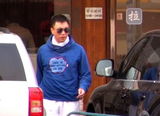 组图：孙红雷被曝与疑似女友外出 口罩墨镜行径低调