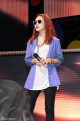 组图：萧亚轩昆凌等港台百位明星同台为公益开唱