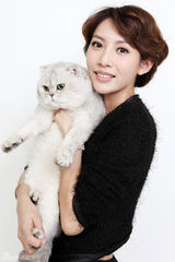 组图：王梓诺拍宠物杂志封面 为小动物献爱心