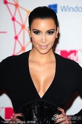 组图：金-卡戴珊深V裙摆拖地性感亮相红毯