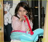 组图：苏瑞粉嫩皮草外套抵寒风 对玩偶做凶狠鬼脸