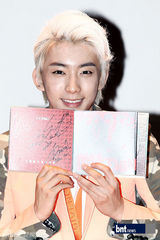 组图：韩国男子组合B1A4举办新碟粉丝签名会