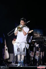 组图：严爵个唱秀舞技 打死不肯脱衣露腹肌