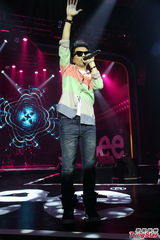 组图：方大同抱病开唱嗓音哑 张悬青峰手机传情