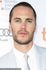 组图：《伟大诱惑》首映芭拉班大秀美背