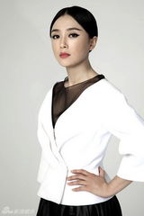 组图：秦岚最新杂志写真 帅气御姐风范十足