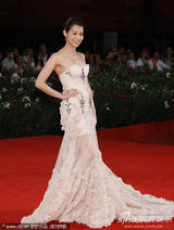 组图：杜琪峰《夺命金》首映 胡杏儿长裙华丽