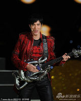 组图：王力宏李云迪春晚表演创意钢琴