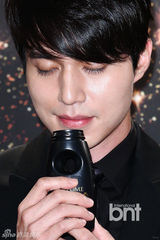 组图：李栋旭正装出席活动 闭目闻香神情迷人