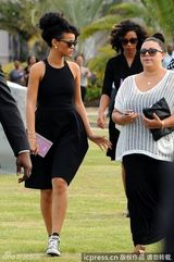 组图：蕾哈娜参加祖母葬礼 黑超现身暗自神伤