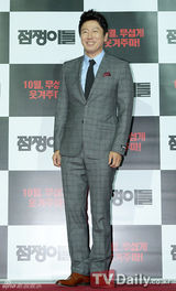 组图：李帝勋金秀路等出席韩片《占卜师们》发布会