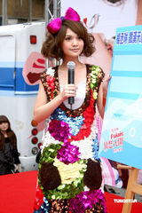 幻灯图：杨丞琳获赠G奶蛋糕 粉丝祝其拥有傲人胸部