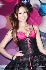 组图：安心亚代言内衣性感亮相 自曝没时间谈恋爱