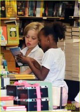 组图：朱莉带孩子逛书店 一家人牵手过街显温馨