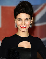 高清图：维多利亚-嘉丝蒂黑色短裙亮相身材窈窕