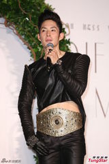 组图：吴建豪亮相宣传新专辑 否认秘婚传闻