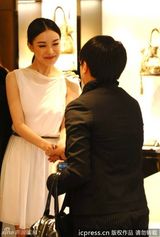 组图：倪妮白裙代言气质优雅宛若女神