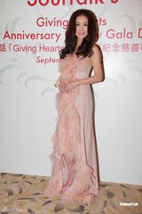 组图：温碧霞捐新EP做慈善 老公购买支持