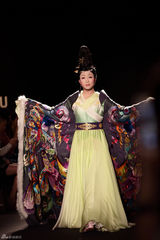 组图：李玉刚巴黎扮美人 表演舞蹈《翔》