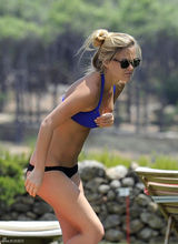 高清组图：莱昂纳多前女友拉法莉比基尼秀身材