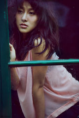 组图：贾青上演慵懒诱惑 尽显性感小女人魅力